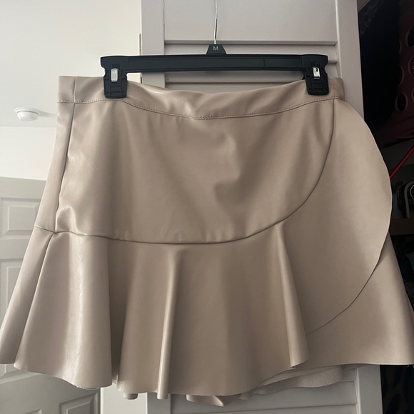 TAN IMPECCABLE PIG WRAP SKORT - Picture 1 of 3